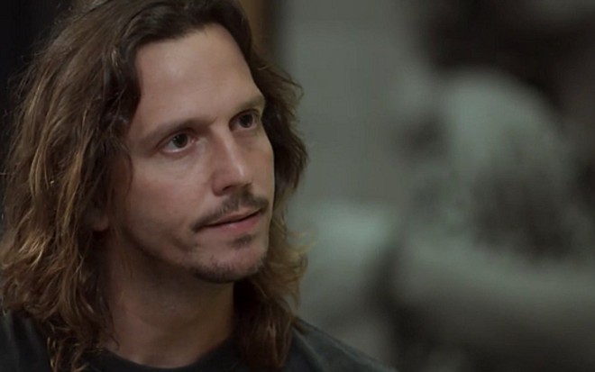Vladimir Brichta (Gui) em cena de Rock Story; músico quebrará garrafa para se livrar da ex - Reprodução/TV Globo