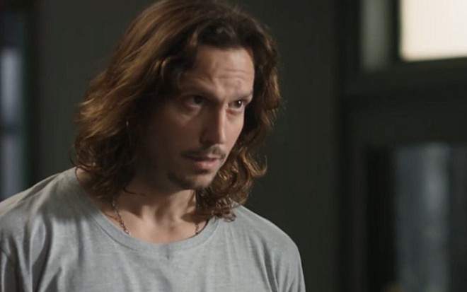 Vladimir Brichta (Gui) em cena de Rock Story; roqueiro fará acordo com rival e ganhará abraço - Reprodução/TV Globo