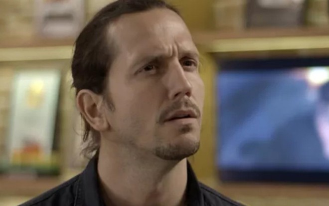 Vladimir Brichta (Gui) em cena de Rock Story; cantor venderá propriedade para pagar dívida - Reprodução/TV Globo