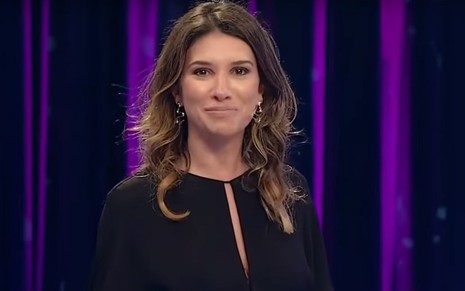 A apresentadora Rebeca Abravanel no cenário do programa Roda a Roda no SBT