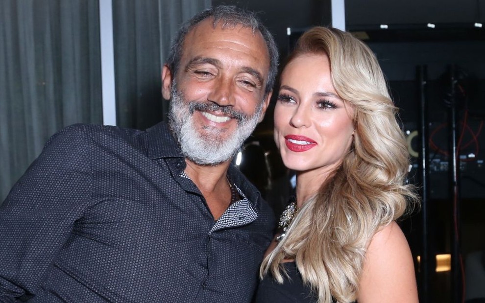 O diretor Rogério Gomes com Paolla Oliveira em festa no ano passado; casal terminou há seis meses - CRÉDITO/AGNEWS