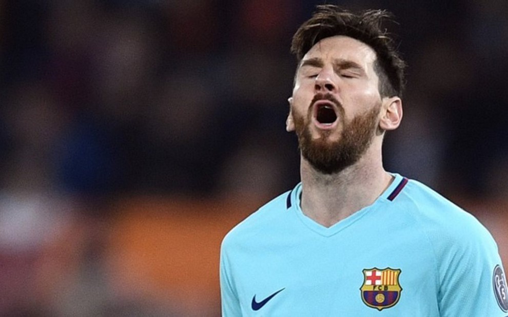 O argentino Lionel Messi lamenta a eliminação do Barcelona em partida contra a Roma pela Liga dos Campeões - Divulgação/Uefa