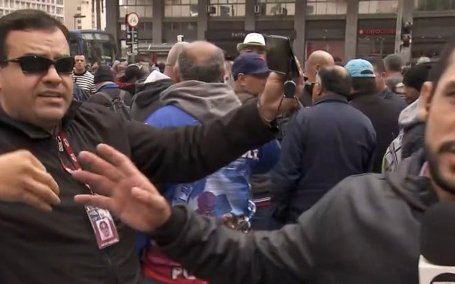 Manifestante interrompeu a entrada ao vivo do repóter Romeu Neto durante o SP1 desta sexta (6), no centro de São Paulo