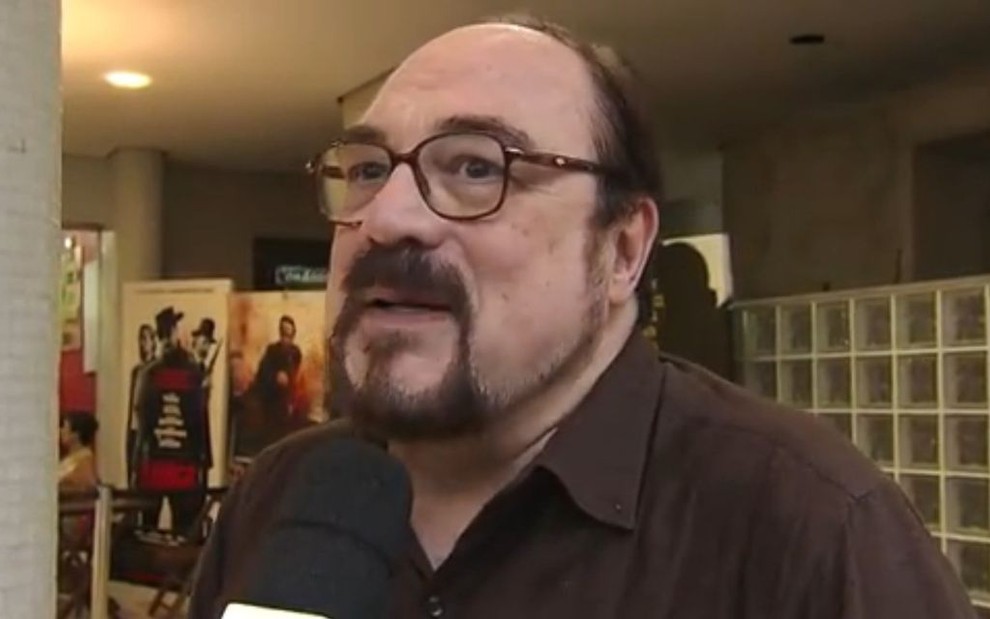 Crítico Rubens Ewald Filho em entrevista à TV Tribuna após receber estrela na Calçada da Fama de Santos - REPRODUÇÃO/TV GLOBO