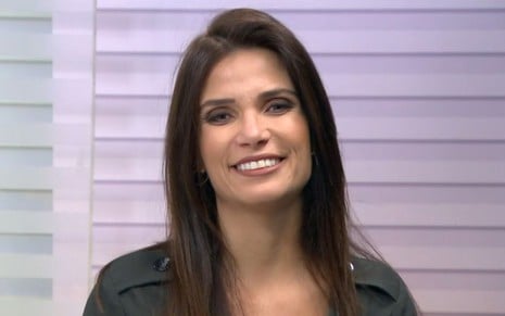 Sabina Simonato no Bom Dia SP desta quinta-feira (13); jornalista da Globo ganhou flores do marido após mandar recado - REPRODUÇÃO/TV GLOBO
