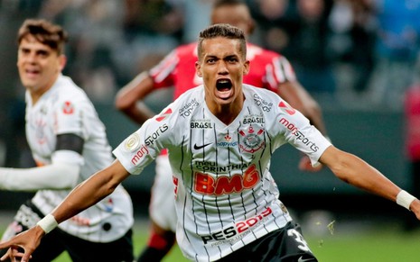 O atacante Pedrinho comemora gol feito pelo Corinthians; alvinegro paulista enfrenta o Goiás nesta quarta (16)
