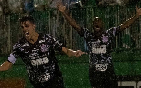 Danilo Avelar comemora gol feito contra a Chapecoense em jogo da 21ª rodada do Brasileirão