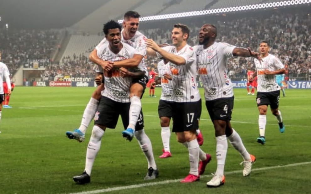 Danilo Avelar pula nas costas de Gil durante comemoração de gol do Corinthians em partida do Brasileirão