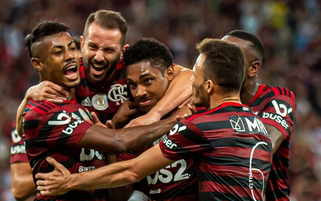 Jogadores do Flamengo se abraçam durante partida do time no Campeonato Brasileiro 2019