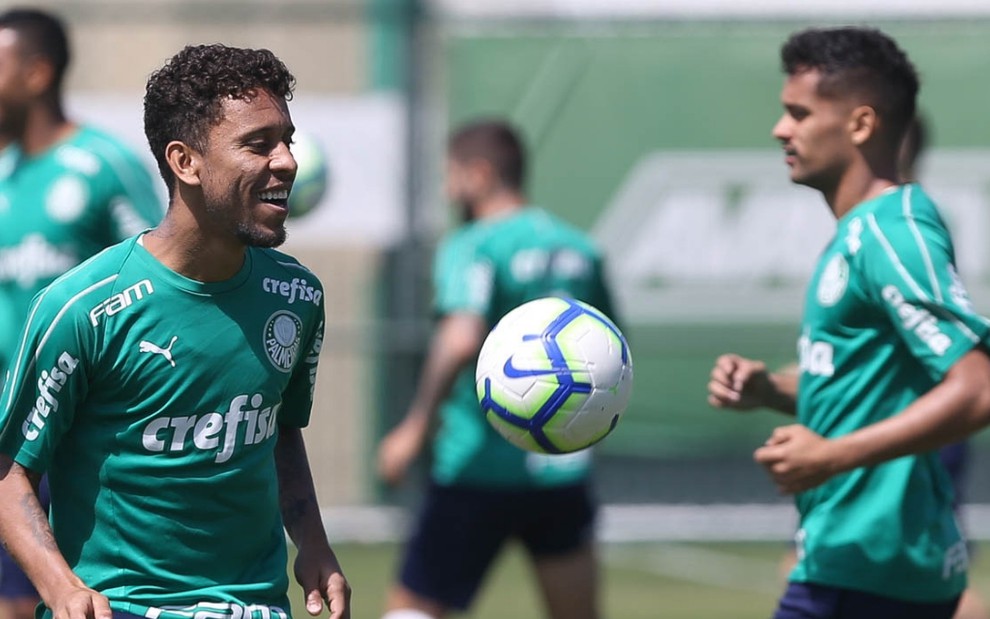 O jogador Marcos Rocha com uniforme do Palmeiras sorrindo durante treinamento