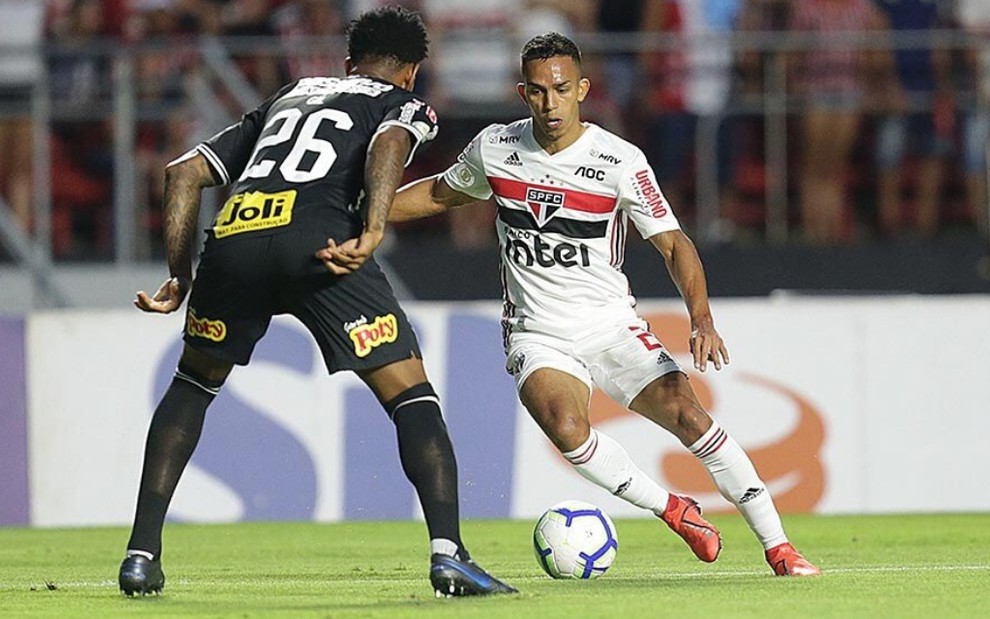 O lateral do São Paulo, Igor Vinícius, tenta driblar o zagueiro Gil em jogo contra o Corinthians pelo Brasileirão