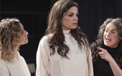 Lorena Comparato, Emanuelle Araújo e Alessandra Maestrini zoam teatro experimental em Samantha! - Fabio Braga/Netflix
