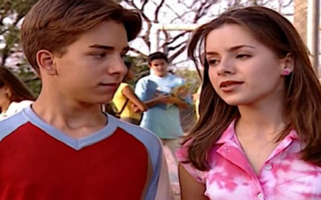 Junior e Sandy em cena de episódio de 1999 da série que levava o nome deles e foi ao ar na Globo - Reprodução/TV Globo