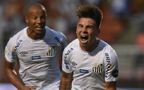 O atacante venezuelano Yeferson Soteldo comemora o terceiro gol do Santos na vitória por 3 a 0 contra o Vasco - Divulgação/Ivan Storti