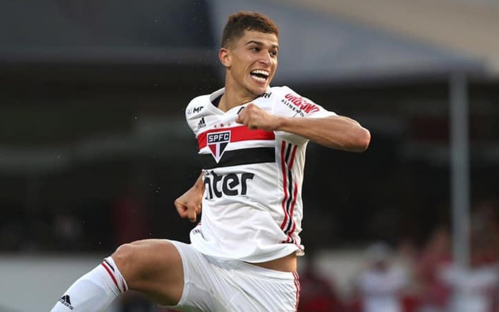 Atacante do São Paulo, Vitor Bueno pula e comemora gol marcado no Campeonato Brasileiro