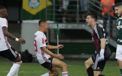 Arboleda, Antony e Tiago Volpi, do São Paulo, celebram vitória sobre o Palmeiras de Zé Rafael - Rubens Chiri/SPFC