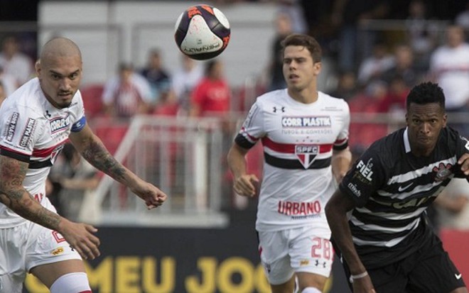 Os jogadores Maicon, Araruna e Jô durante a partida entre São Paulo e Corinthians ontem (26) - Daniel Augusto Junior/Agência Corinthians