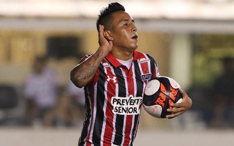 O jogador peruano Cueva comemora gol do São Paulo na partida contra o Santos ontem (15) - Rubens Chiri/São Paulo FC