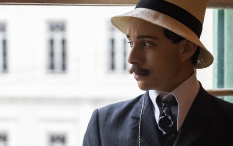 O ator João Pedro Zappa caracterizado como Santos Dumont na série homônima, que estreia na HBO