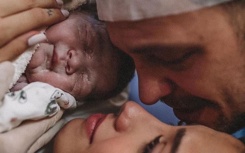 Saulo Poncio e Gabi Brandt mostram momento emocionante do casal com o filho recém-nascido, Davi Marcio - REPRODUÇÃO/INSTAGRAM