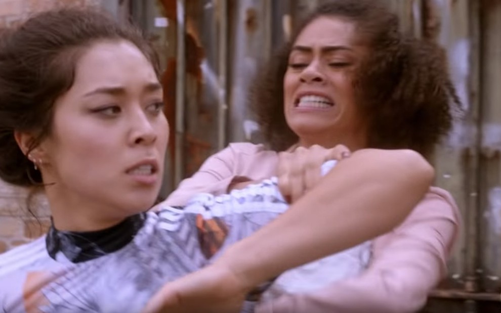 Fang (Luana Tanaka) duela com Naomi (Ana Flávia Cavalcanti) em cena de A Garota da Moto - Reprodução/SBT
