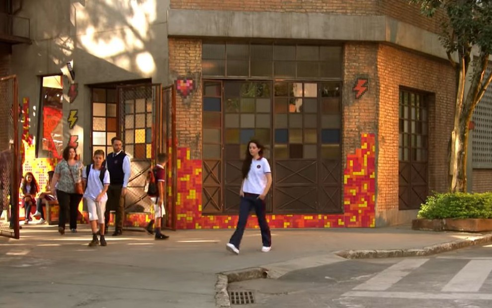 Cenário da novela As Aventuras de Poliana: fachada da escola Ruth Goulart, com desenhos de coração, raios e lava pintados na parede