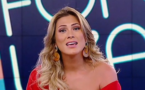 A apresentadora Lívia Andrade foi às lágrimas na hora de se despedir de Márcio Esquilo ao vivo - Reprodução/SBT