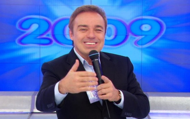 Gugu Liberato sorri enquanto apresenta o Domingo Legal, do SBT, em 2009