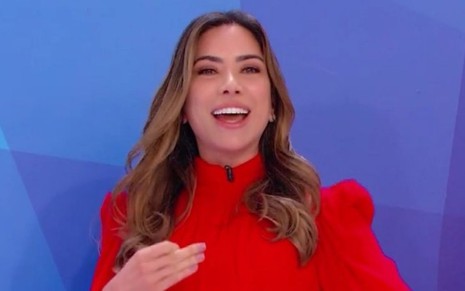 A apresentadora do SBT Patricia Abravanel vestindo uma blusa vermelha no palco do Programa Silvio Santos, neste domingo (1)
