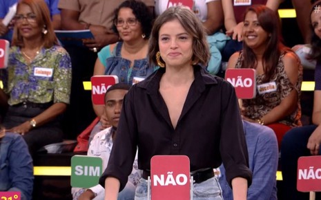 Imagem da atriz Ágatha Moreira no cenário do programa Se Joga, da Globo