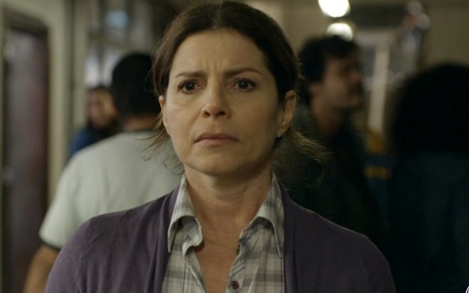 A atriz Débora Bloch caracterizada como a professora Lúcia, sua personagem na série Segunda Chamada