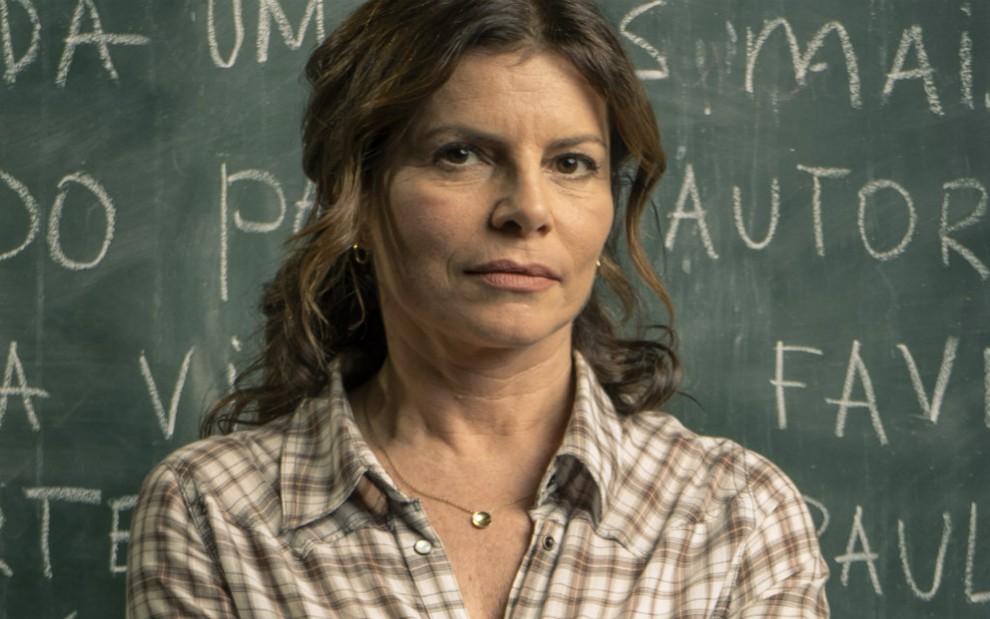 Débora Bloch caracterizada como a professora Lúcia, sua personagem na série Segunda Chamada - Mauricio Fidalgo/TV Globo