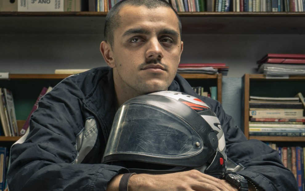 O ator Felipe Simas caracterizado como o personagem Maicon, que interpreta na série Segunda Chamada