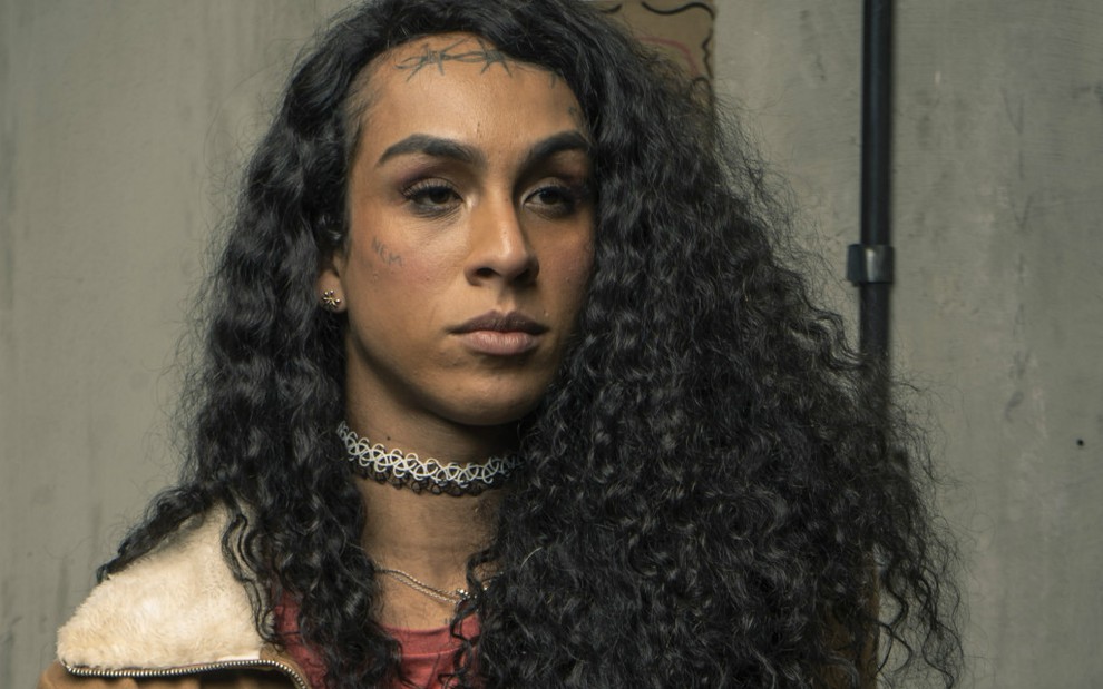 A atriz e cantora trans Linn da Quebrada em foto de divulgação da série Segunda Chamada, da Globo
