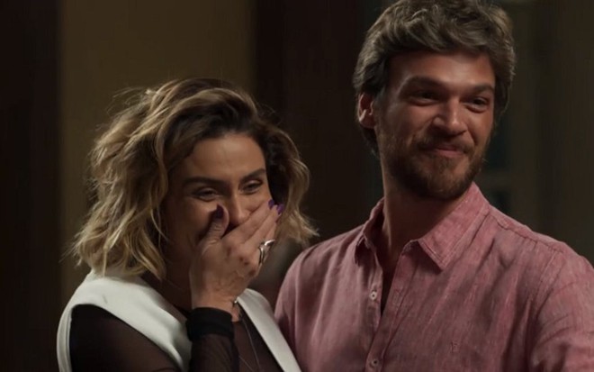 Após revelar que está vivo, Beto (Emilio Dantas) pediu Luzia (Giovanna Antonelli) em casamento - Reprodução/TV Globo