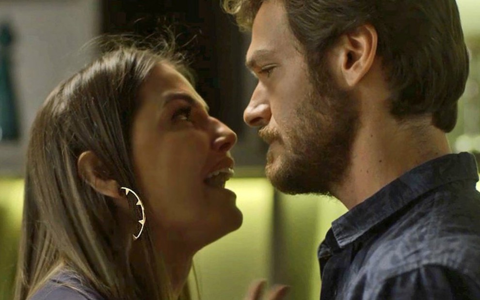 Karola (Deborah Secco) discutirá com Beto (Emilio Dantas) no capítulo desta quarta (17) em Segundo Sol - Reprodução/TV Globo