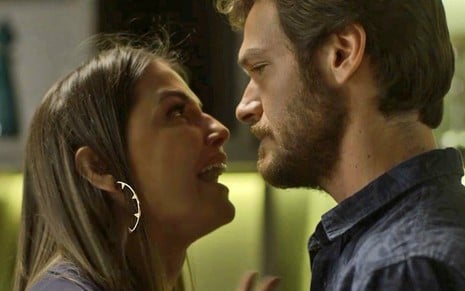 Karola (Deborah Secco) discutirá com Beto (Emilio Dantas) no capítulo desta quarta (17) em Segundo Sol - Reprodução/TV Globo