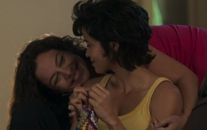 Maura (Nanda Costa) e Selma (Carol Fazú) serão um casal feliz no final de Segundo Sol - Reprodução/Globo