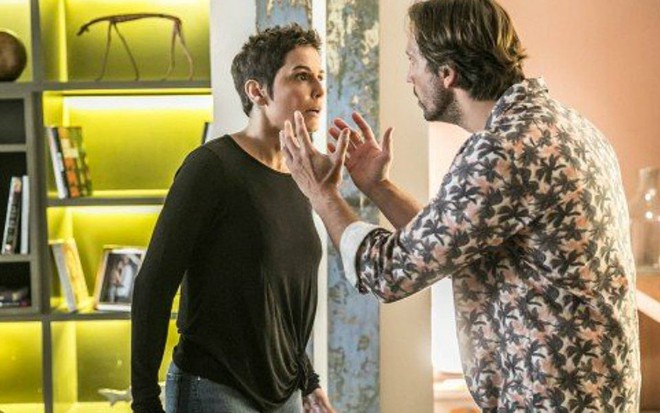 Karola (Deborah Secco) ficará desconfiada ao reencontrar Remy (Vladimir Brichta) em Segundo Sol - Reprodução/Globo