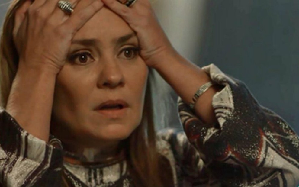 Laureta (Adriana Esteves) ficará louca de raiva ao ver seu dinheiro sendo queimado em Segundo Sol - Reprodução/Globo