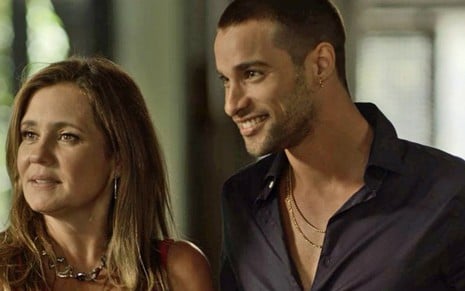 Laureta (Adriana Esteves) ao lado de seu novo namorado, Tomé (Pablo Morais), em segundo Sol - Reprodução/Globo