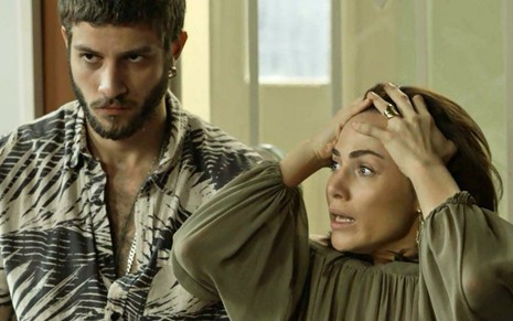 Ícaro (Chay Suede) e Rosa (Letícia Colin) na cena em que ela aceita voltar para a mansão em Segundo Sol - Reprodução/Globo
