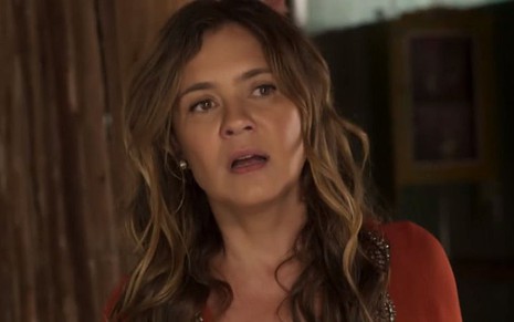 Adriana Esteves (Laureta) em cena de Segundo Sol; cafetina armará para acabar com a mocinha na prisão - Reprodução/TV Globo