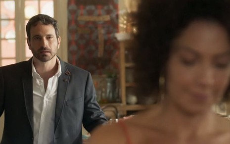 Edgar (Caco Ciocler) ficará mexido ao ver a ex-amante na casa do vingativo em Segundo Sol - Reprodução/TV Globo