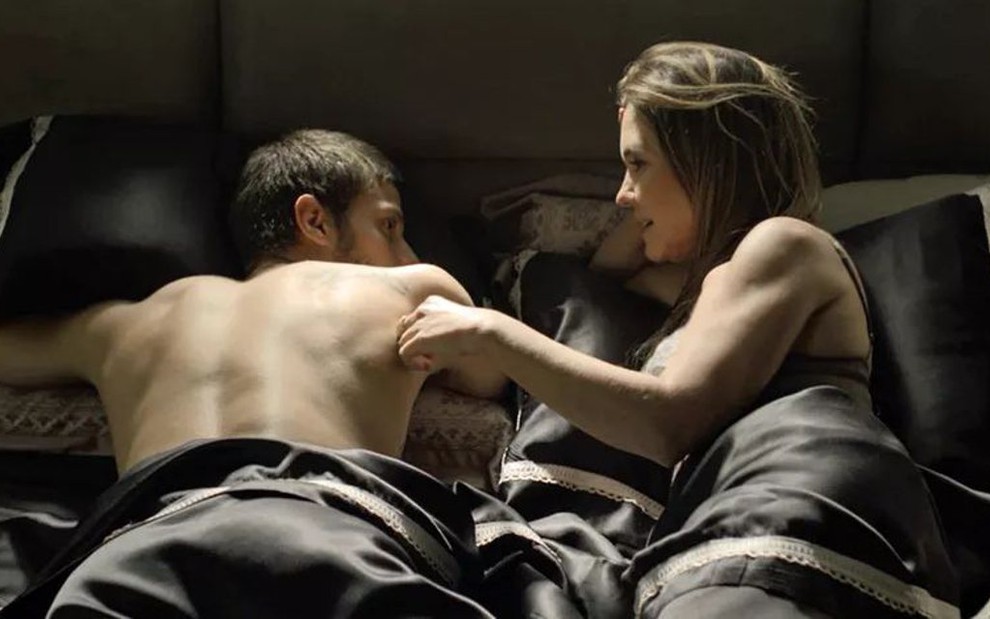 Ícaro (Chay Suede) e Laureta (Adriana Esteves) vão se embolar na cama em cena de Segundo Sol - Reprodução/TV Globo