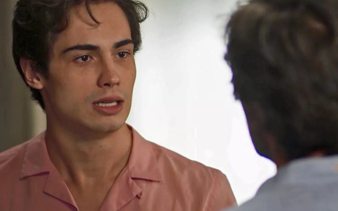 Valentim (Danilo Mesquita) abrirá o jogo com Beto (Emilio Dantas) em Segundo Sol - Reprodução/TV Globo