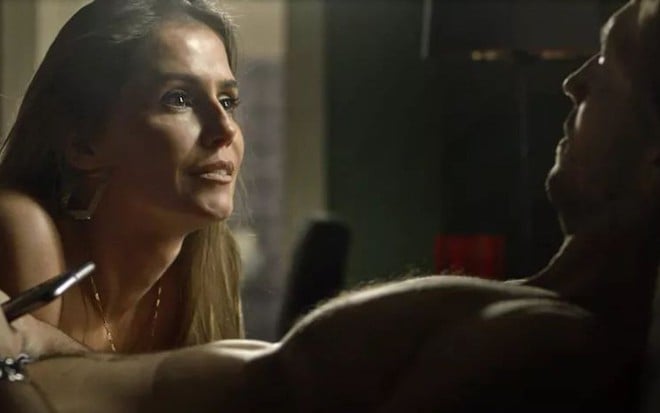 Karola (Deborah Secco) será gravada transando com Remy (Vladimir Brichta) em Segundo Sol - Reprodução/TV Globo