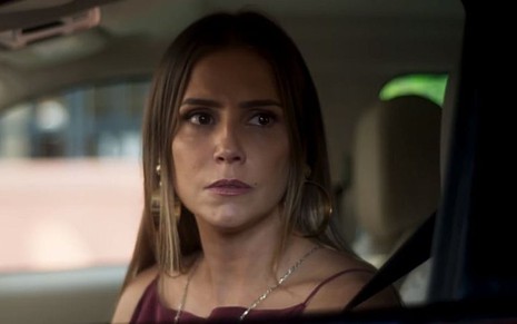 Apegada ao filho roubado, Karola (Deborah Secco) desistirá de viagem com o amante em Segundo Sol - Reprodução/TV Globo