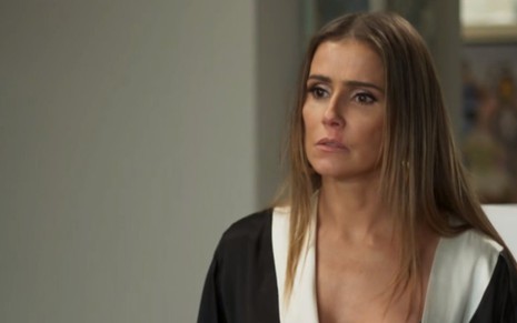 Karola (Deborah Secco) em cena de Segundo Sol: a golpista vai se dar mal e abrir mão do luxo - Reprodução/TV Globo