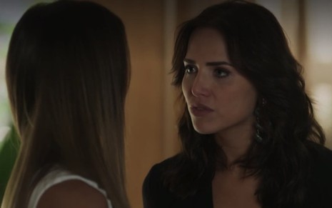 Rosa (Letícia Colin) será ameaçada por Karola (Deborah Secco), mas vai reagir em Segundo Sol - Reprodução/TV Globo